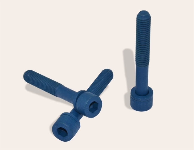 Special screw with unlosable washer coated with blue zink flakes