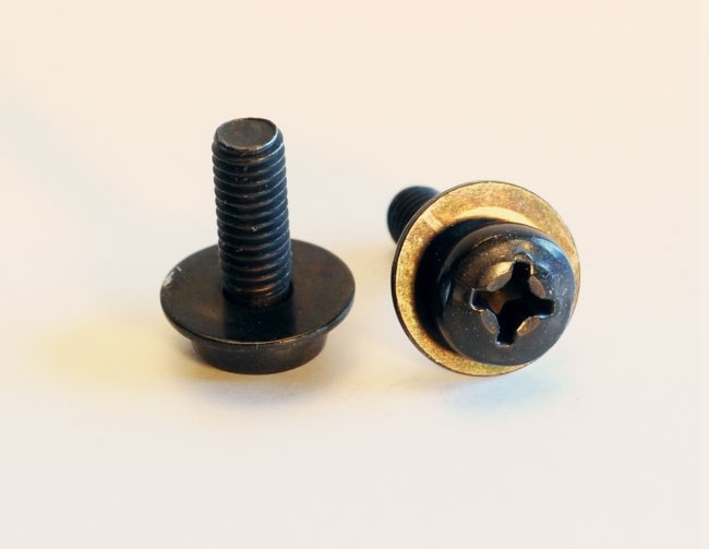 Cilindric cross head screw with unloosable washer