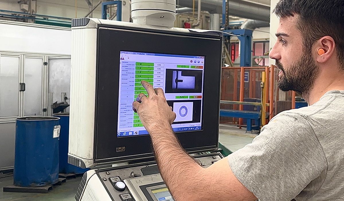 Prodotti Speciali - Operatore durante operazione di selezione ottica e meccanica