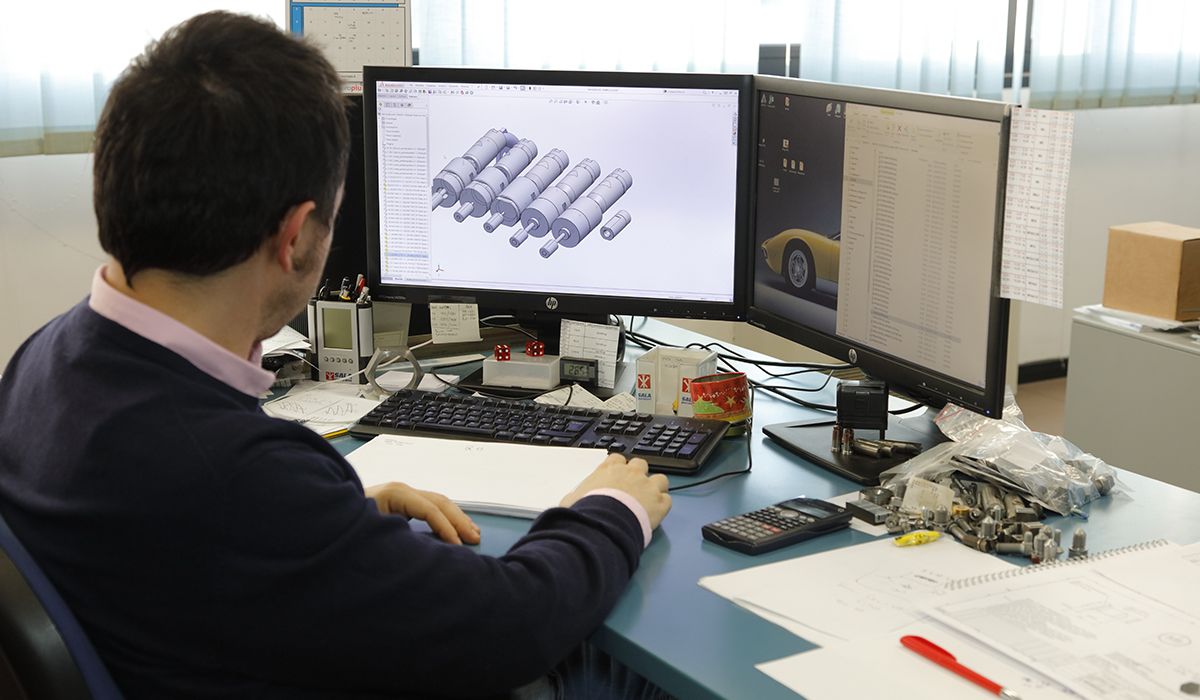 Prodotti Speciali - Operatore Mecavit durante operazione di Studio di fattibilità e co-design
